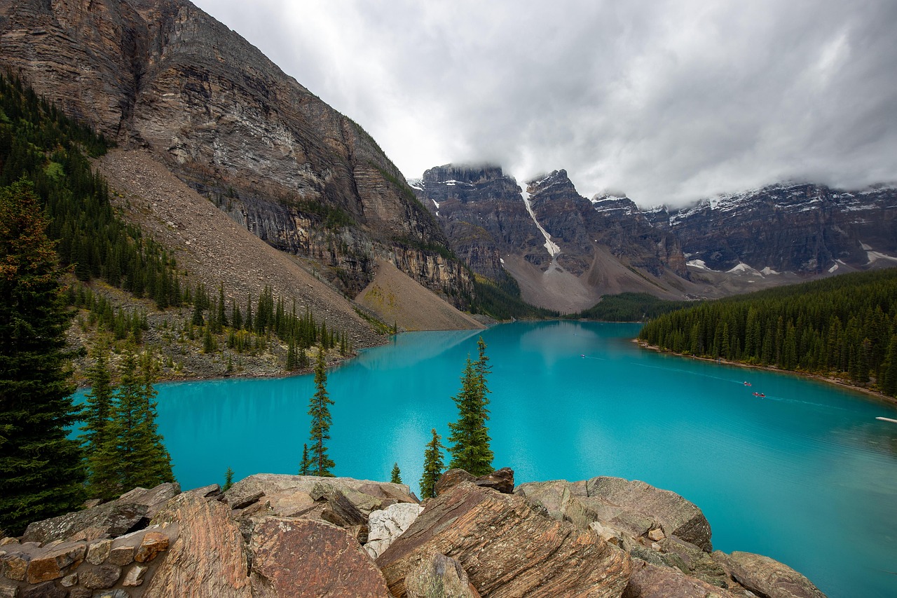 Stunning sunrise over Moraine Lake